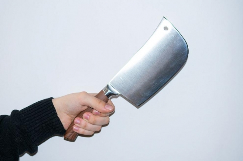 18 годишен младеж е нападнат със сатър от баща си в