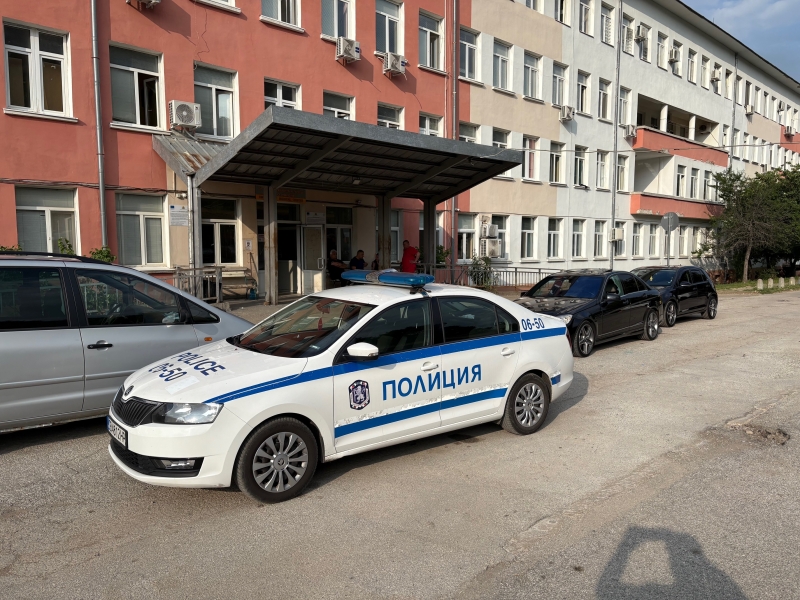 Извънредно! Ангел Шекера нападна със сатър за месо в центъра на Враца Ники Циганчето и Бункера, пред Спешното е страшно /снимки/