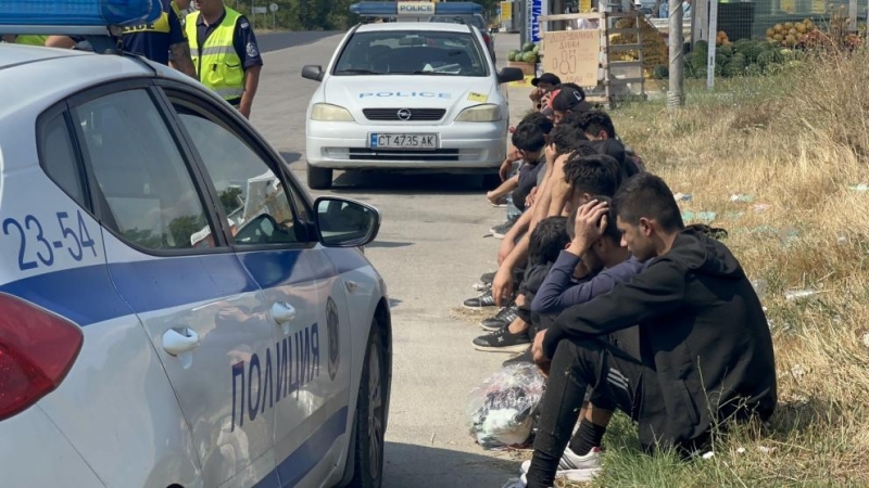 Голяма група нелегални мигранти е заловила полицията край Казичене съобщава БНР По