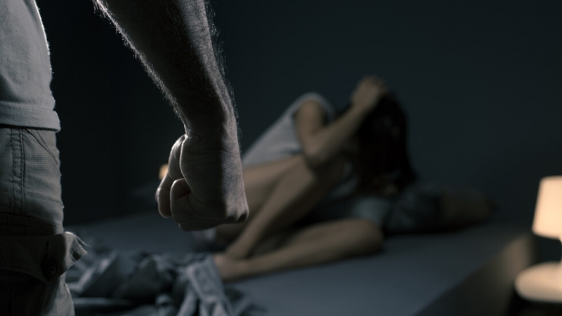 Мъж на 23 години е задържан за побой над 15 годишната