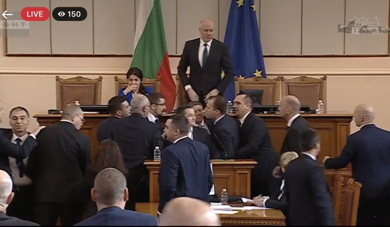 Бой в парламента /снимки/