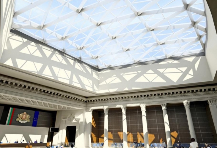 Довършителните работи по конструкцията на стъкления покрив в новата пленарна
