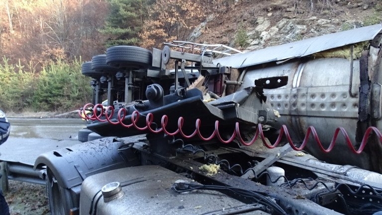 Цистерна се преобърна на пътя Русе Разград и разля