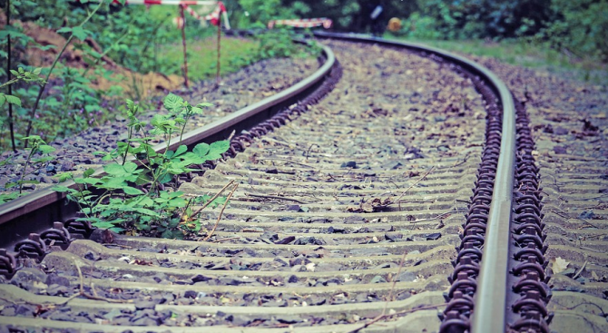 Две жени са леко пострадали след като пътнически влак дерайлира в