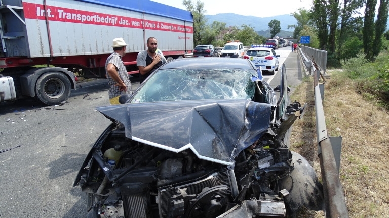 Шофьор е с опасност за живота след катастрофа в Сливенско,