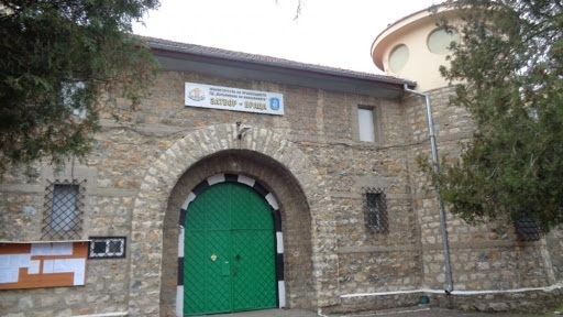 Полицаи разпитваха жена внесла саморъчно направени цигари в затвора във