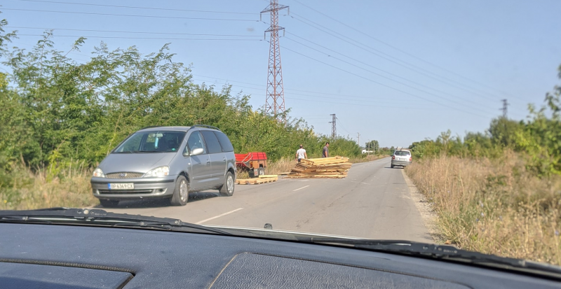 Изсипан дървен материал затруднява движението на Криводолско шосе научи агенция