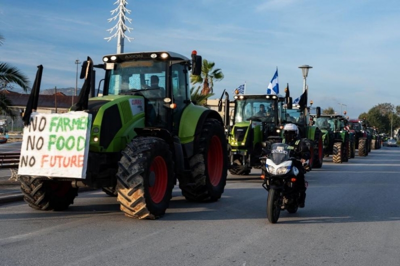 С нови блокади протестиращите гръцки земеделци продължават действията си в