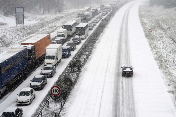 Истинска зима обхвана Югоизточна Франция с обилни снеговалежи и поледици