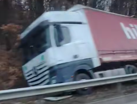 Извънредно! Катастрофа с ТИР на Е-79 между Монтана и Враца /видео/