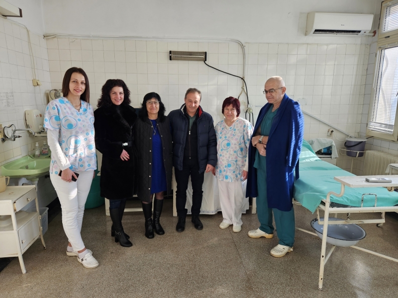 Кметът на Берковица зарадва екипа на АГО в местната болница за Бабинден