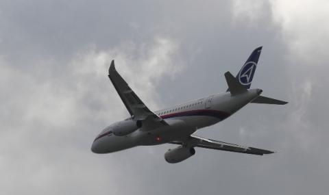 Самолет кацна със спрял двигател на летище в руския град