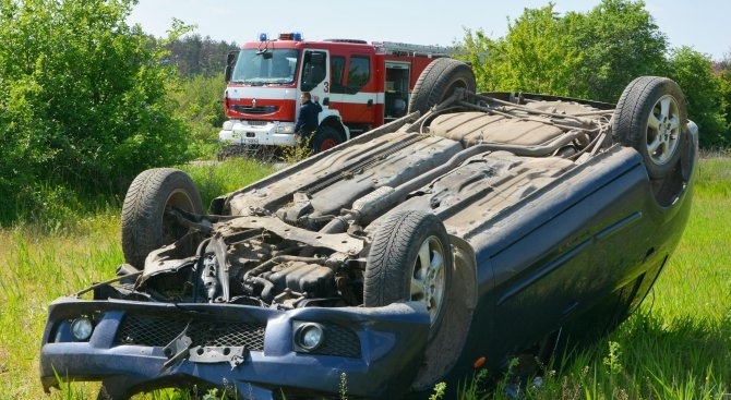 Джип Мазда се е преобърнал в нива край международен път