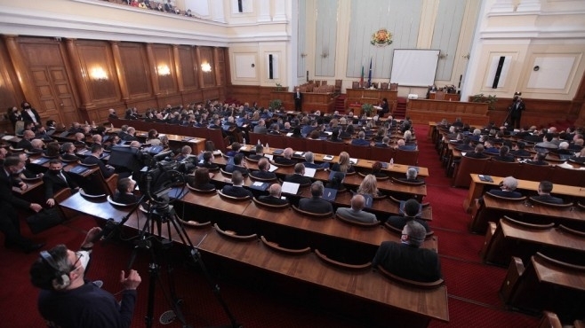 Народното събрание има кворум. Заседанието беше открито от временния председател
