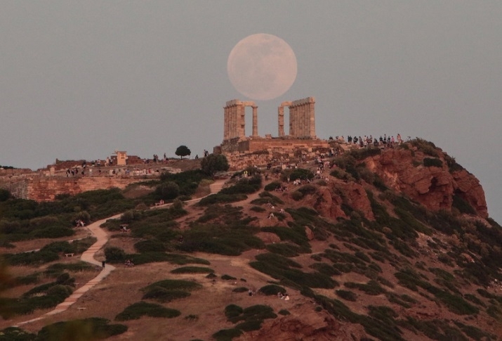 Любителите астрономи наблюдаваха зашеметяваща и едновременно необичайна гледка предизвикана от