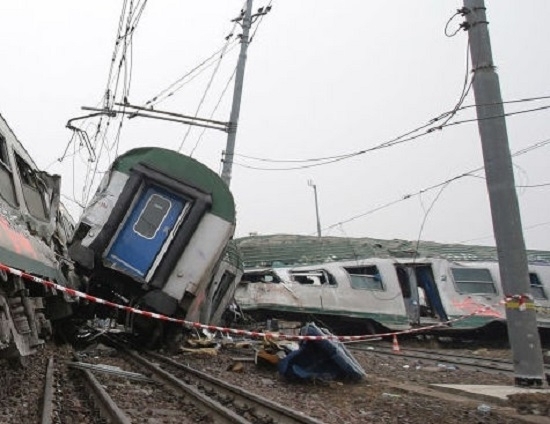 Пътнически влак е дерайлирал край Барселона Един човек е загинал