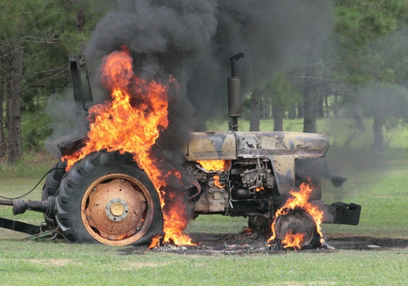 Трактор изгоря след пожар в бивш селскостопански двор в Монтанско