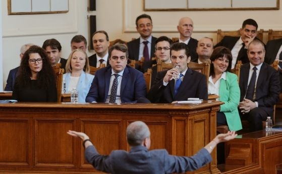 Първият успешен вот на недоверие е факт: Кабинетът "Петков" падна