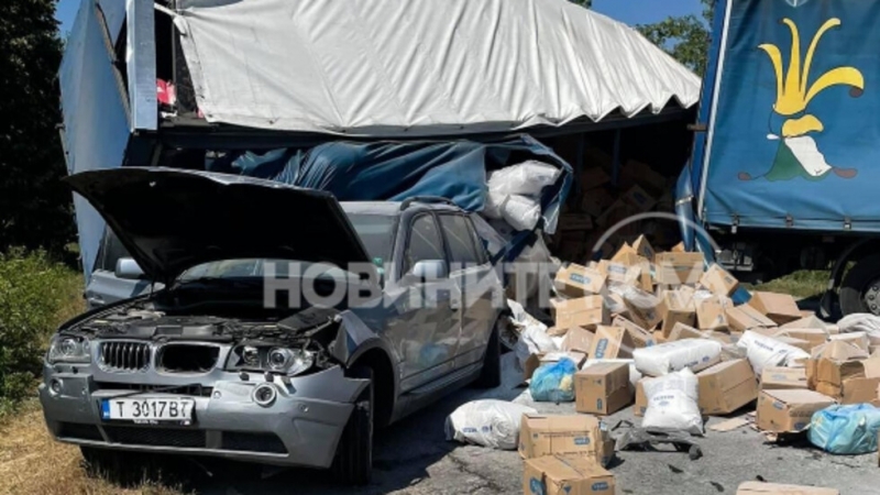 Два тежкотоварни автомобила се сблъскаха и затвориха пътя София Варна край