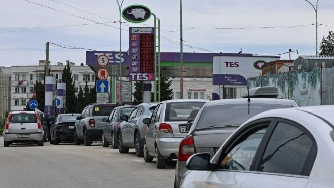 В петък се образува петкилометрова опашка от руснаци чакащи бензин