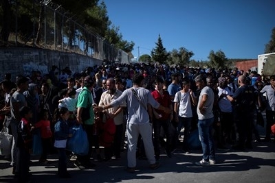 Протестно шествие провеждат десетки кандидати за убежище настанени в бежанския