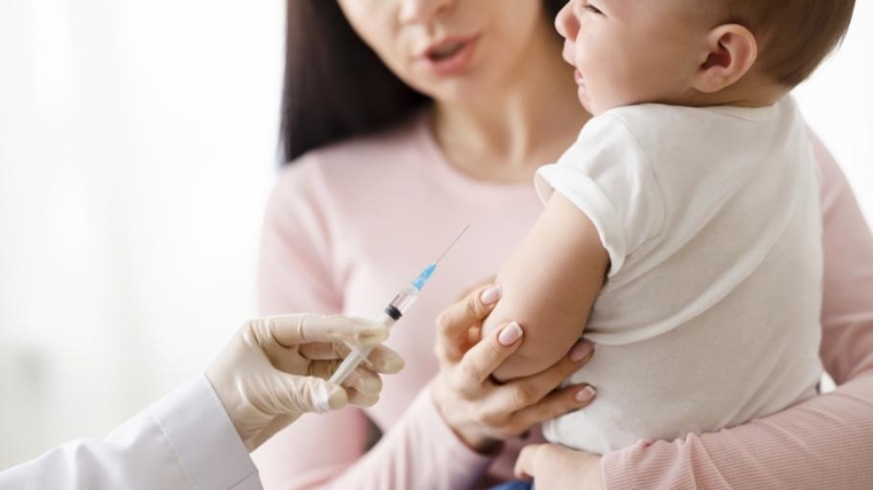 Британският здравен регулатор одобри адаптирана ваксина срещу COVID 19 на Pfizer BioNTech