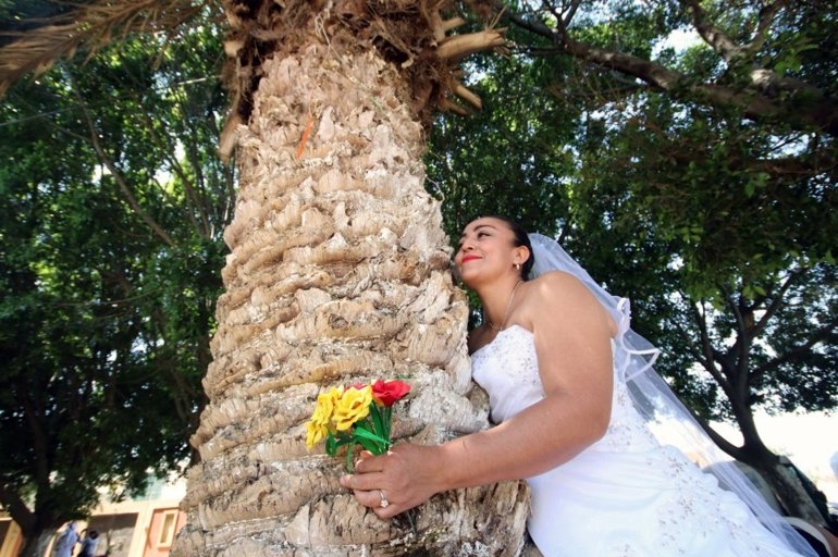 Американка се омъжи за гигантски 100-годишен фикус, растящ във Флорида,