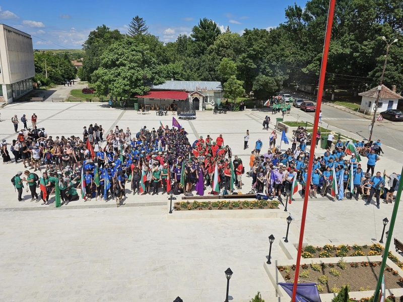 Походниците по стъпките на Ботевата чета бяха традиционно посрещнати на