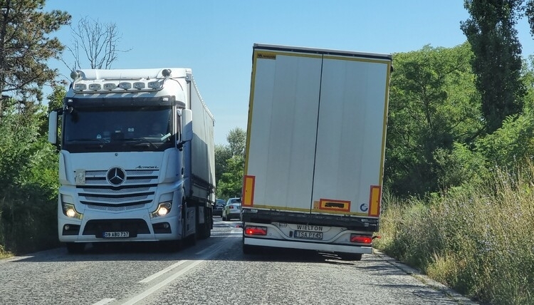 От вчера – 10 октомври е ограничено движението на тежкотоварни