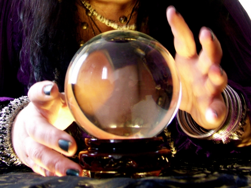 Mъж твърди че е дал 142 000 лв на ясновидка