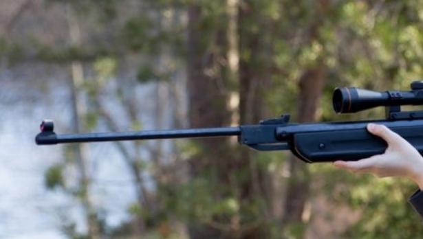 Мъж е бил прострелян с въздушна пушка след скандал със