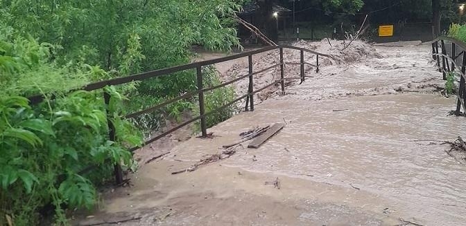 Обилните валежи доведоха до наводнение и в Етрополе, съобщава Нова