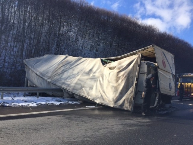 Турски ТИР е катастрофирал като се е преобърнал снощи на