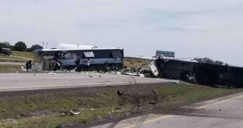 Седем души загинаха при катастрофа между автобус и ТИР в