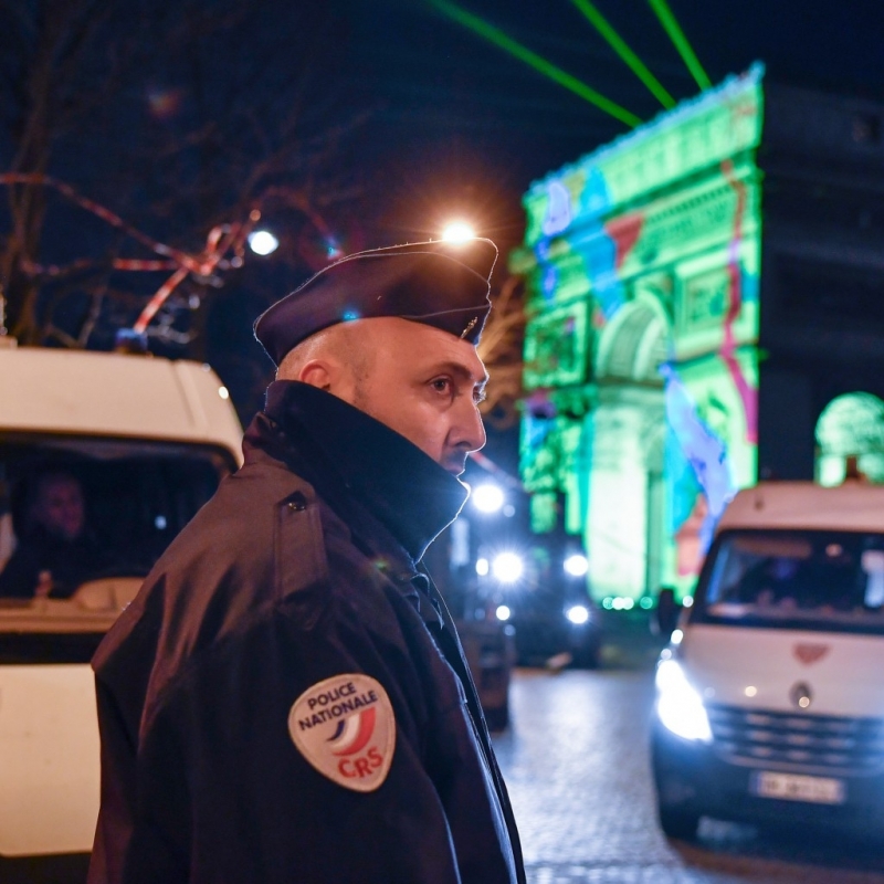 Младежи удряха и ритаха паднала на земята полицайка и шефа