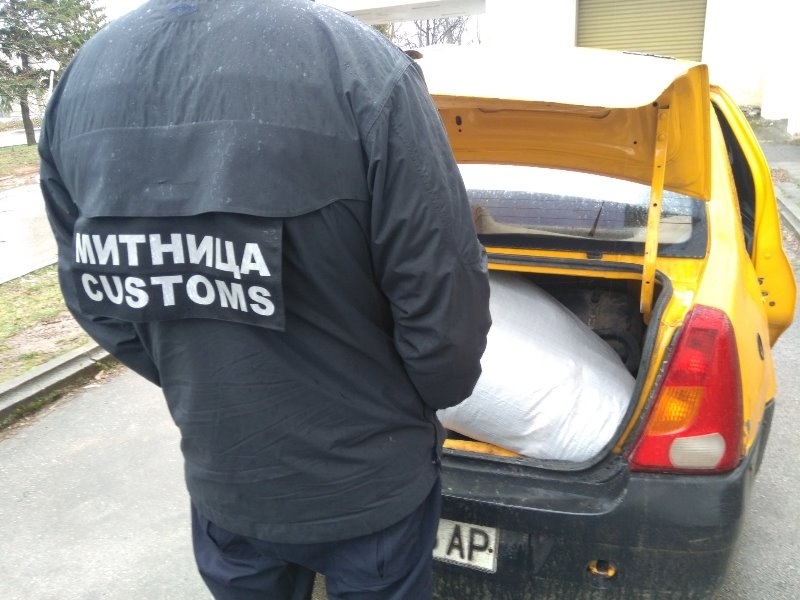 Нелегален тютюн за пушене задържаха митнически служители в Мездра Митничари