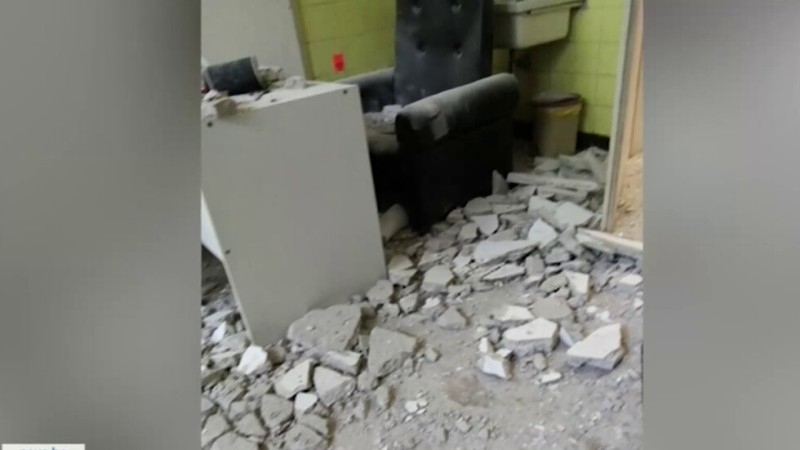 Част от таван падна върху четирима души и по чудо