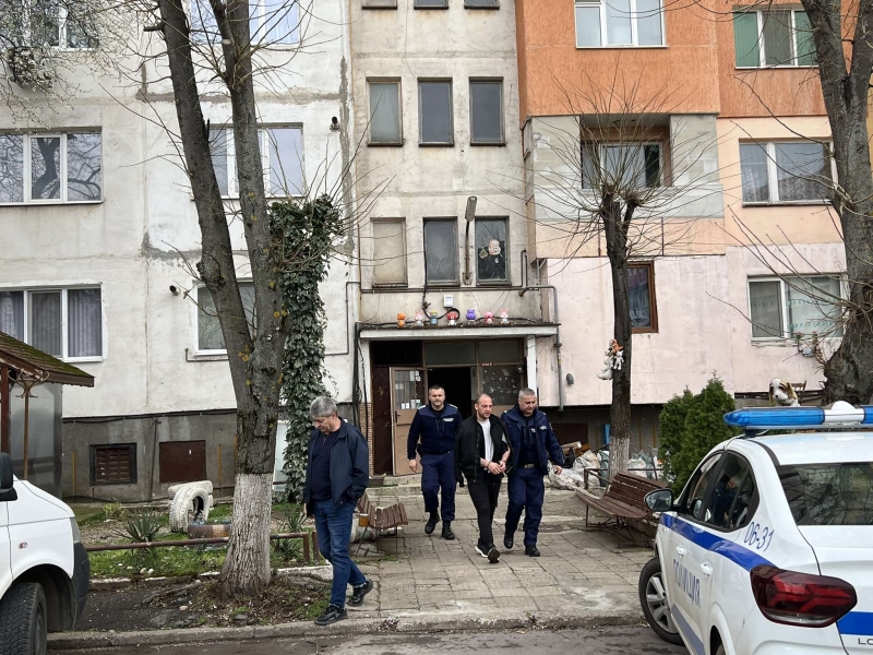 Ексклузивно в BulNews! Вижте как арестуват вандала, потрошил 30 коли в Комплекса във Враца /снимки+видео/