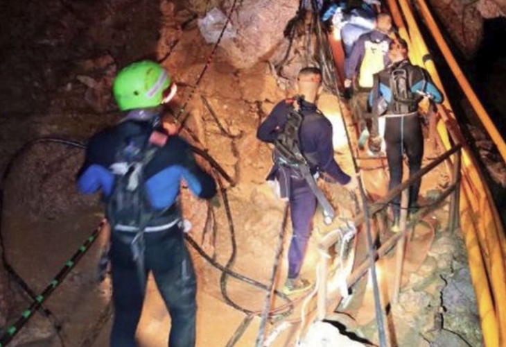 Извадиха първите две деца от пещерата в Тайланд съобщи представител