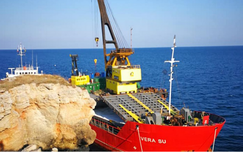Край на сагата "Вера Су": Изтеглиха кораба от местността "Яйлата"
