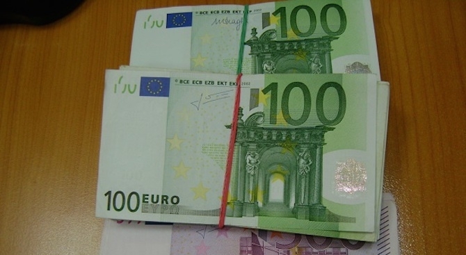 Недекларирани 23 500 евро са открили митнически служители на ГКПП