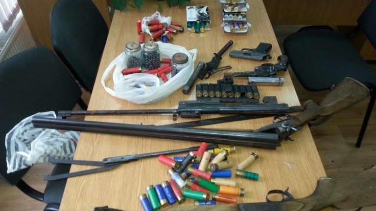 Незаконно притежавани оръжия са иззели вчера полицейски служители във Видинско