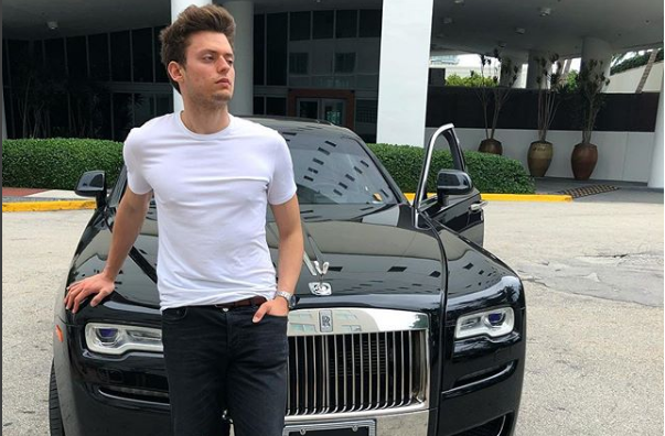 20 годишният бизнесмен от Швейцария наричащ себе си милиардер Емануел Фредерик