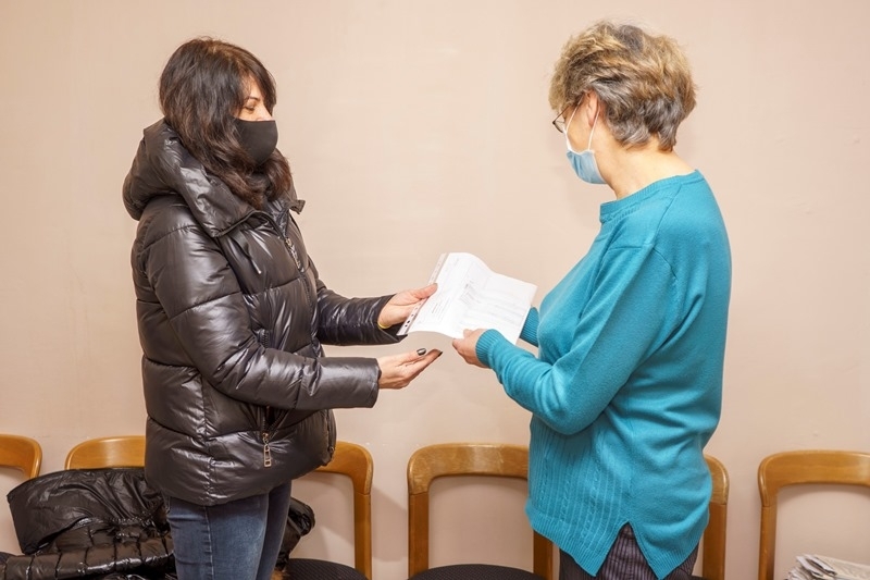 По повод предстоящите коледно новогодишни празници Община Мездра зарадва всички служители