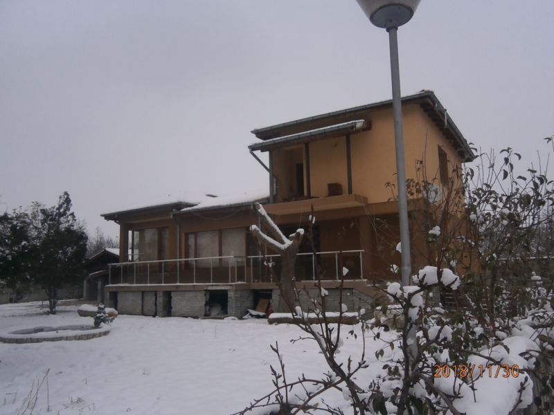 ЧСИ разпродава на търг голяма къща с басейн във Видинско