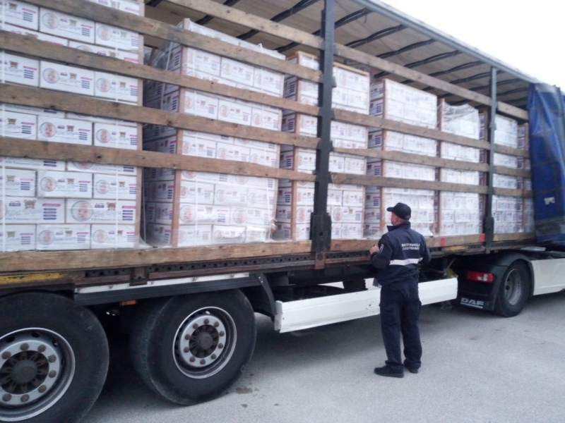 Митнически служители задържаха заготовки за кутии цигари и филтърна хартия