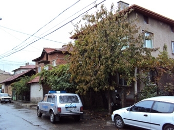 Възрастен човек е бил нападнат и ограбен в собствения си