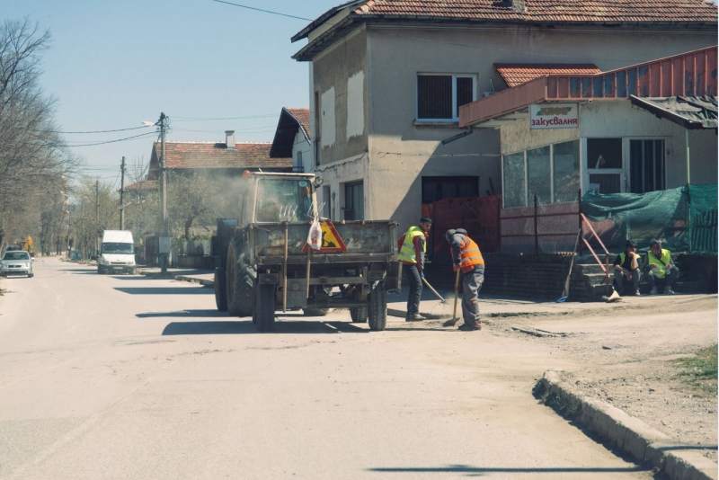 Започна традиционното великденско почистване на Мездра организирано от общината съобщиха