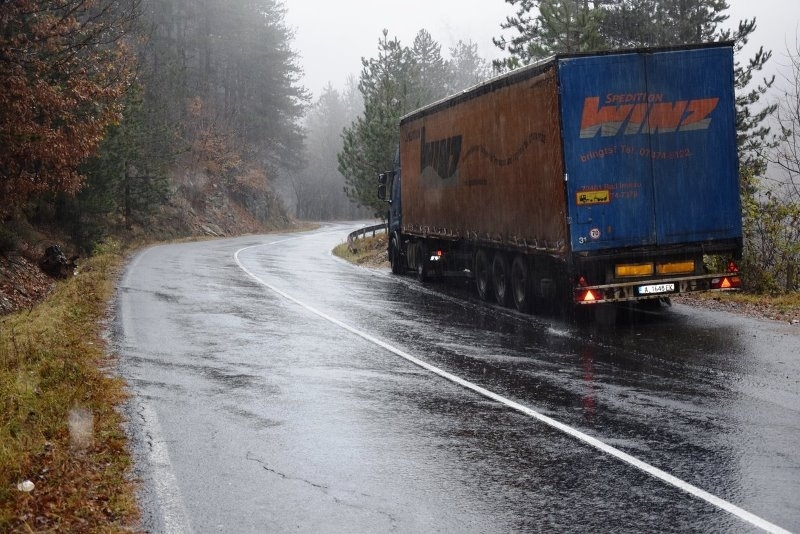 Временно е ограничено движението на входа към кръгово кръстовище на