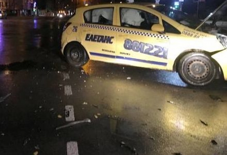 Тежка катастрофа е станала рано тази сутрин на светофара до